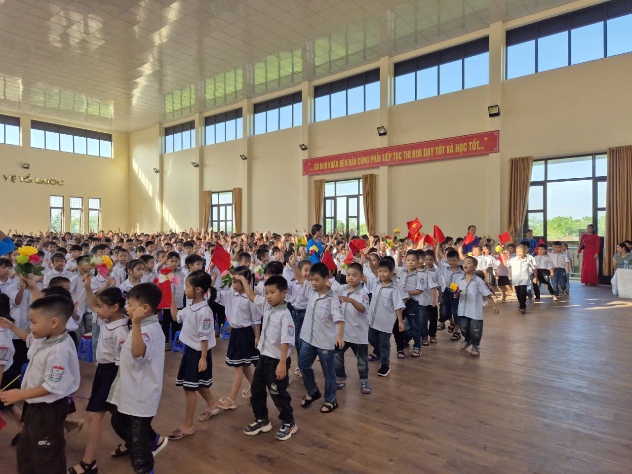 Chào đón các em học sinh lớp 1